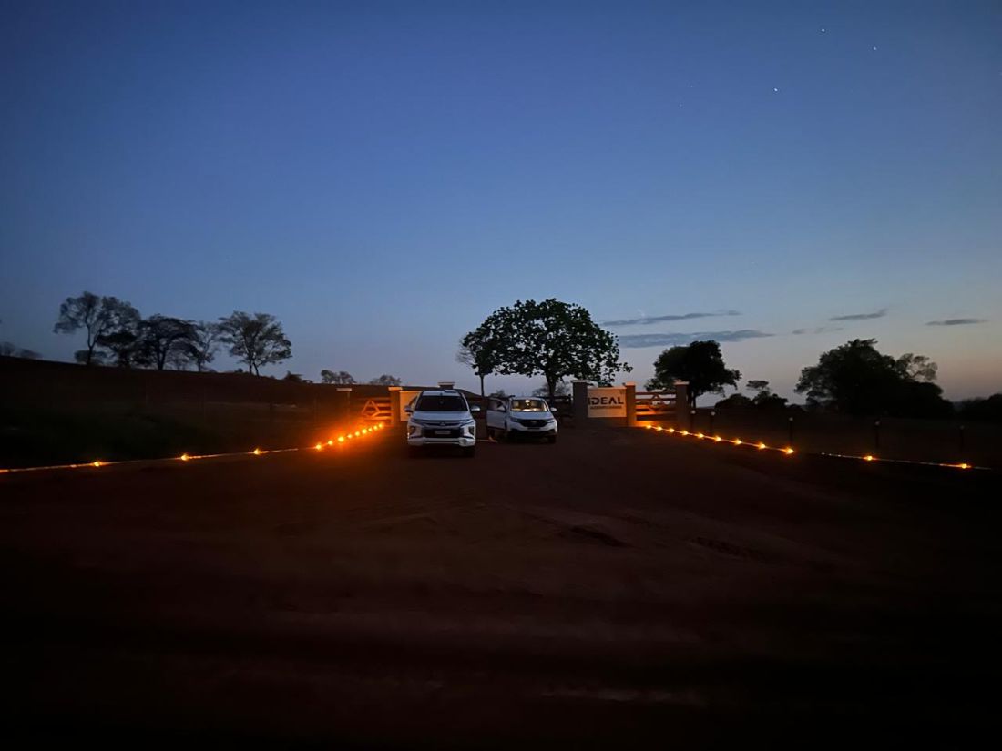 Tachas de LED na portaria de fazenda