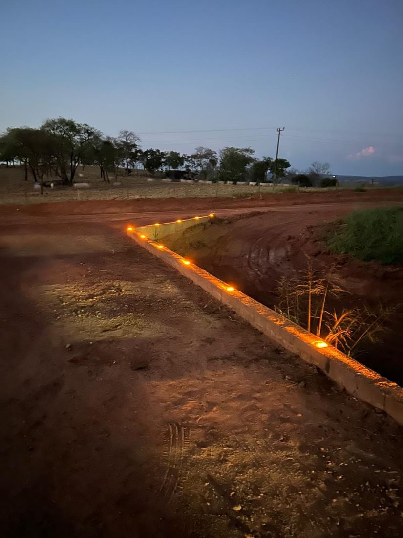 Tachas de LED em estrada de terra
