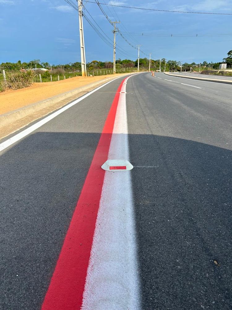 Ciclovia no Acre com faixa vermelha e tacha