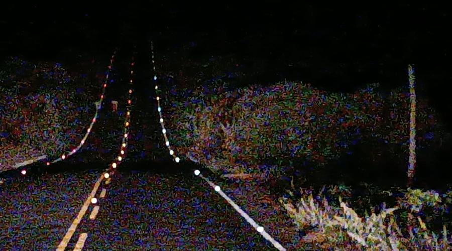 Rodovia no Piauí com tachas Bricks em curva à noite