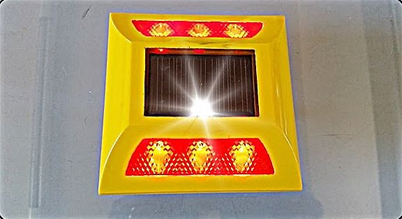 Tacha solar de Led's com corpo amarelo e painel solar