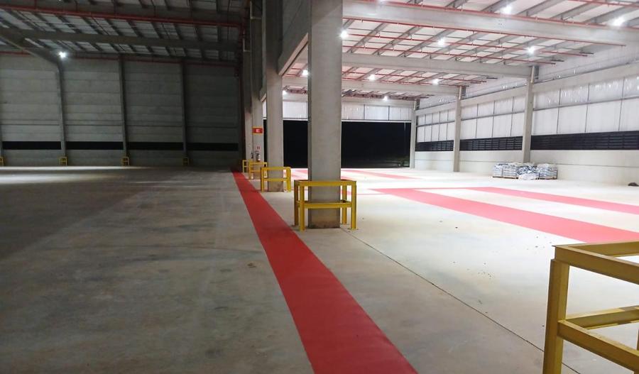 Corredor de segurança vermelho no galpão da Ambev em Avaré